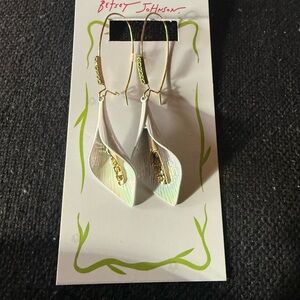 Betsey Johnson Calla Lilly Earrings New